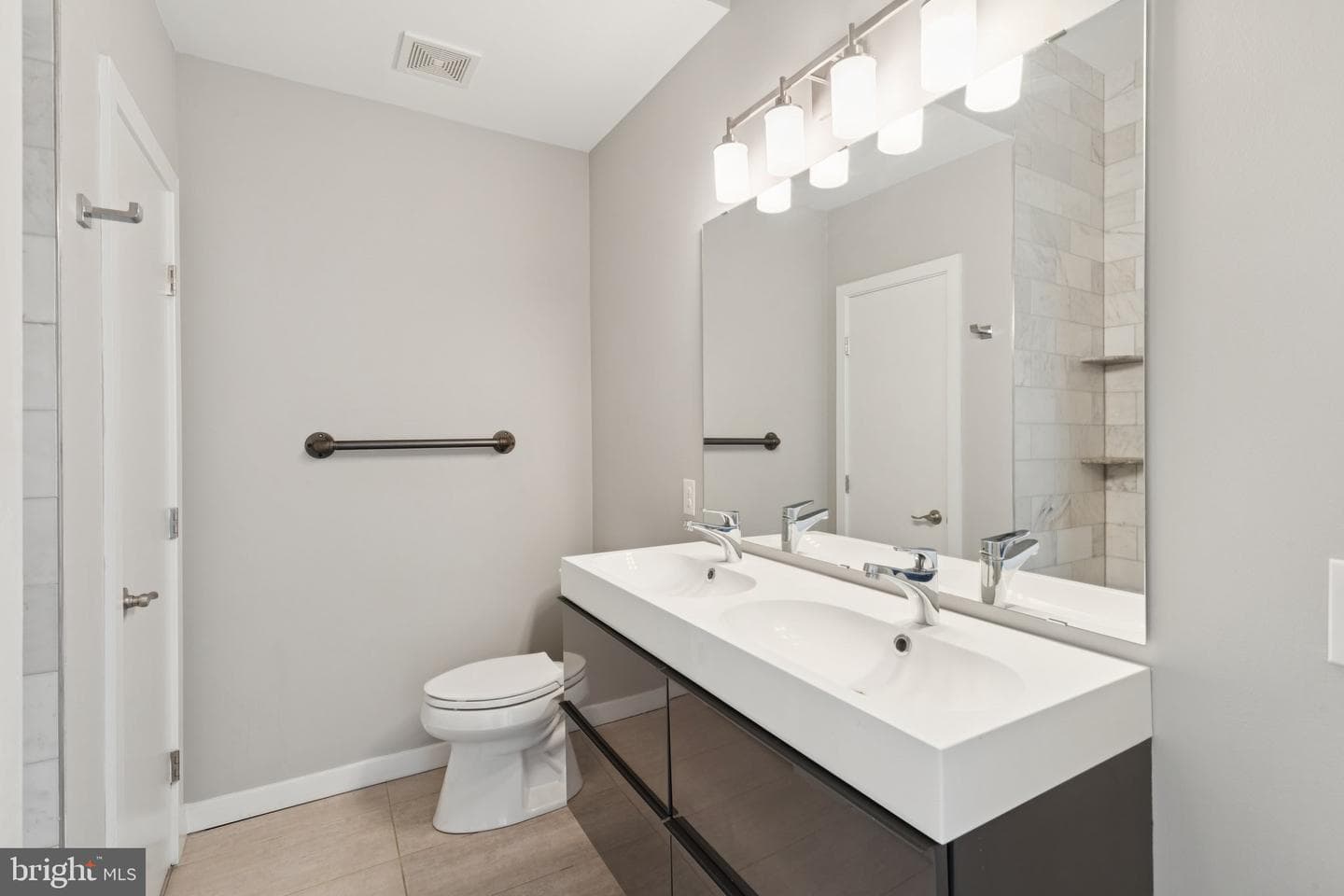 231 W Thompson Street photo 25