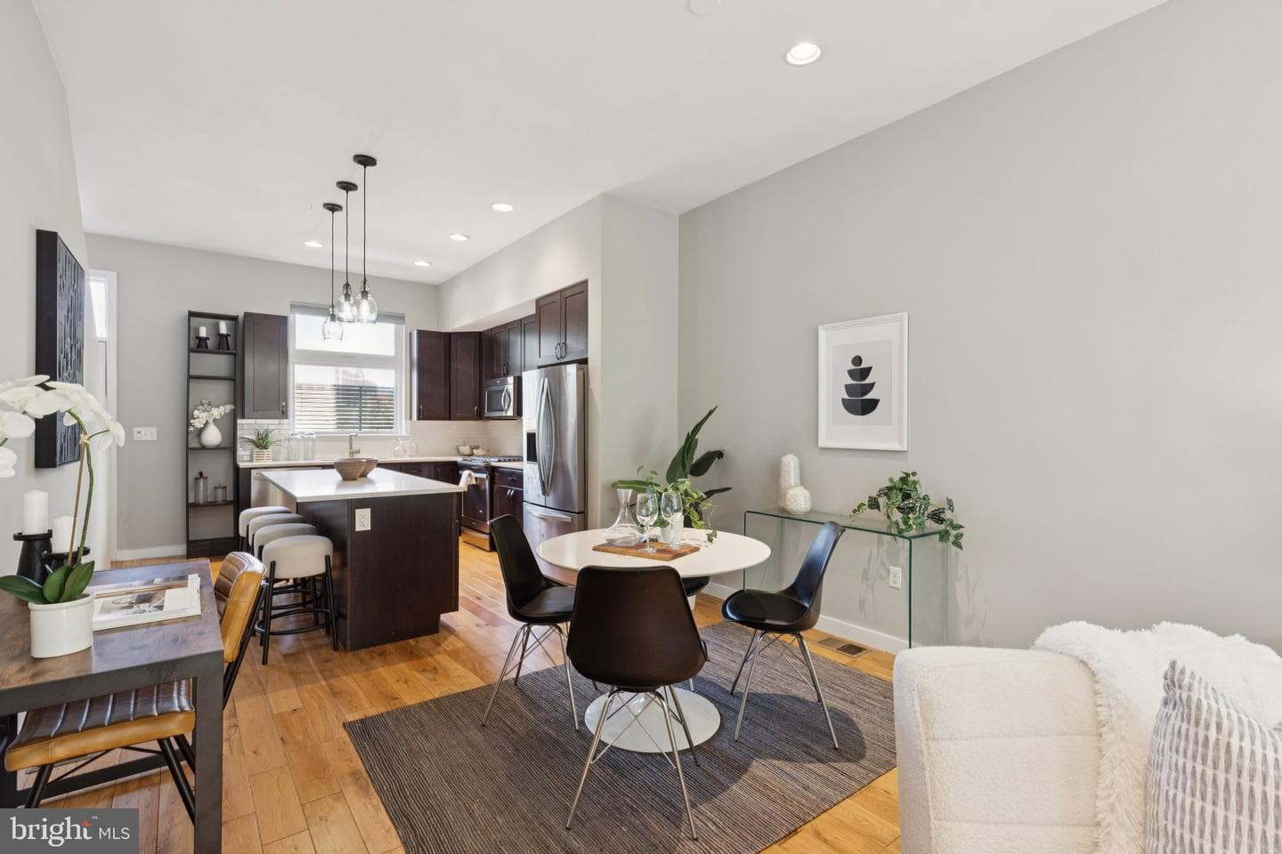 231 W Thompson Street photo 4