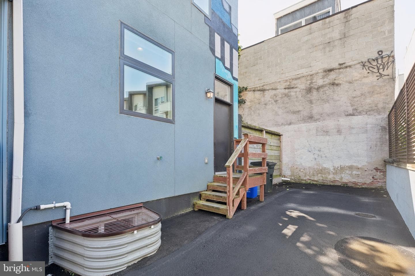 231 W Thompson Street photo 46