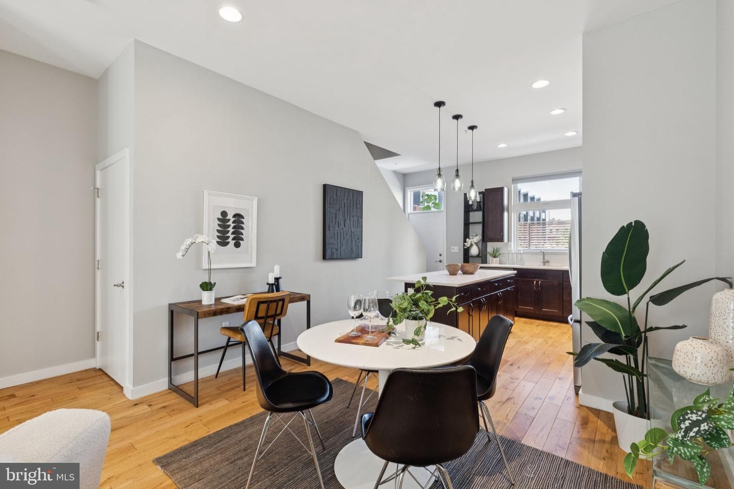 231 W Thompson Street photo 5