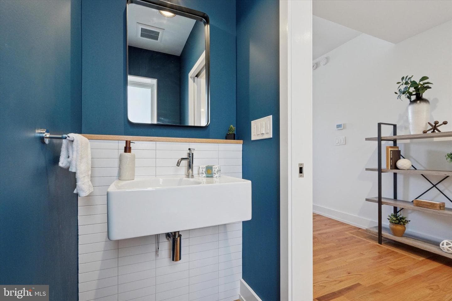 1740 Catharine Street photo 8