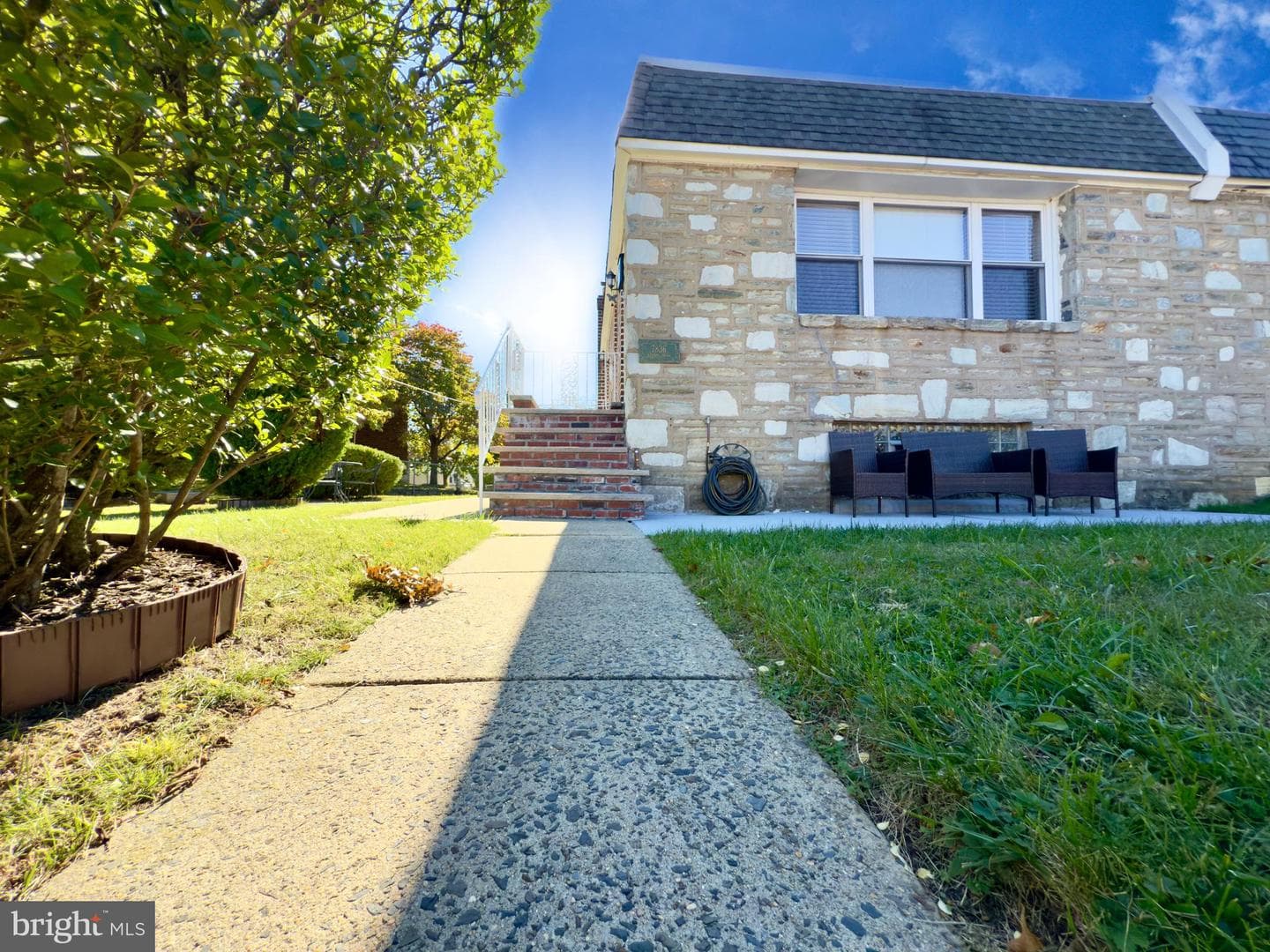 7836 Lorna Drive photo 2