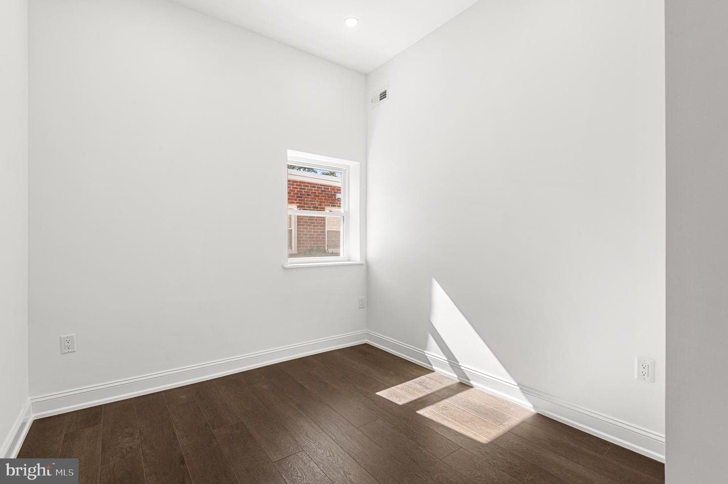 8606 Frontenac Street photo 10