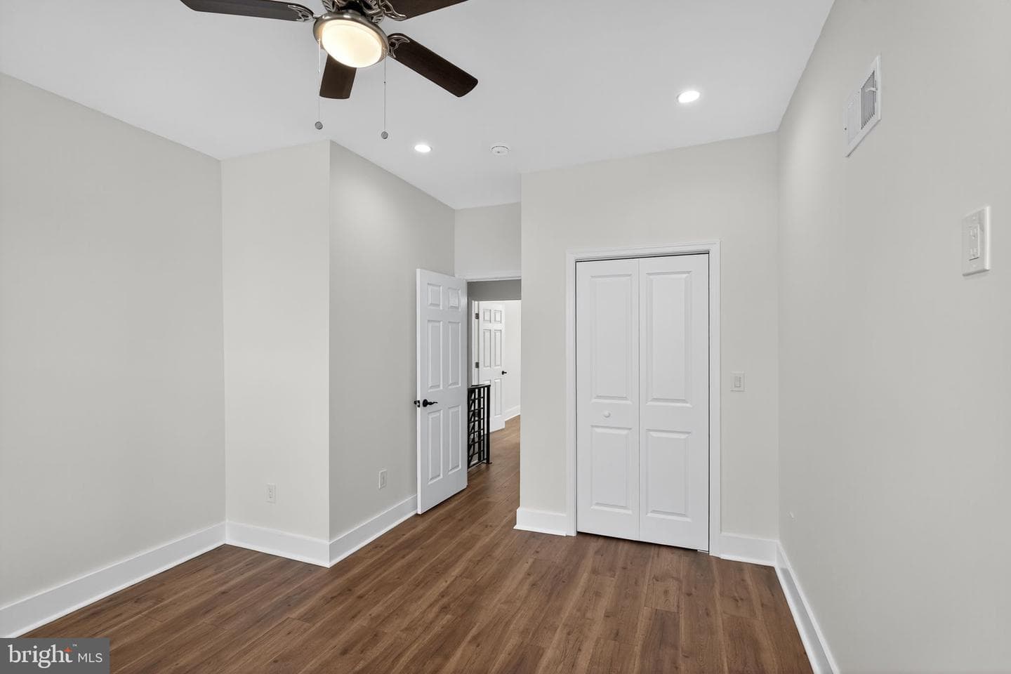 2646 E Monmouth Street photo 17