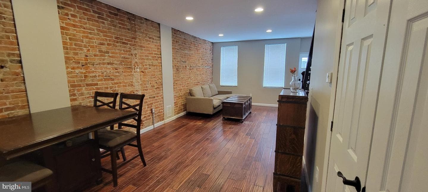 2722 E Madison Street photo 7