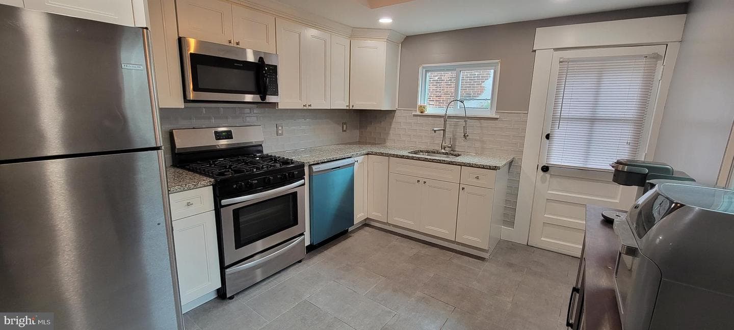 2722 E Madison Street photo 9