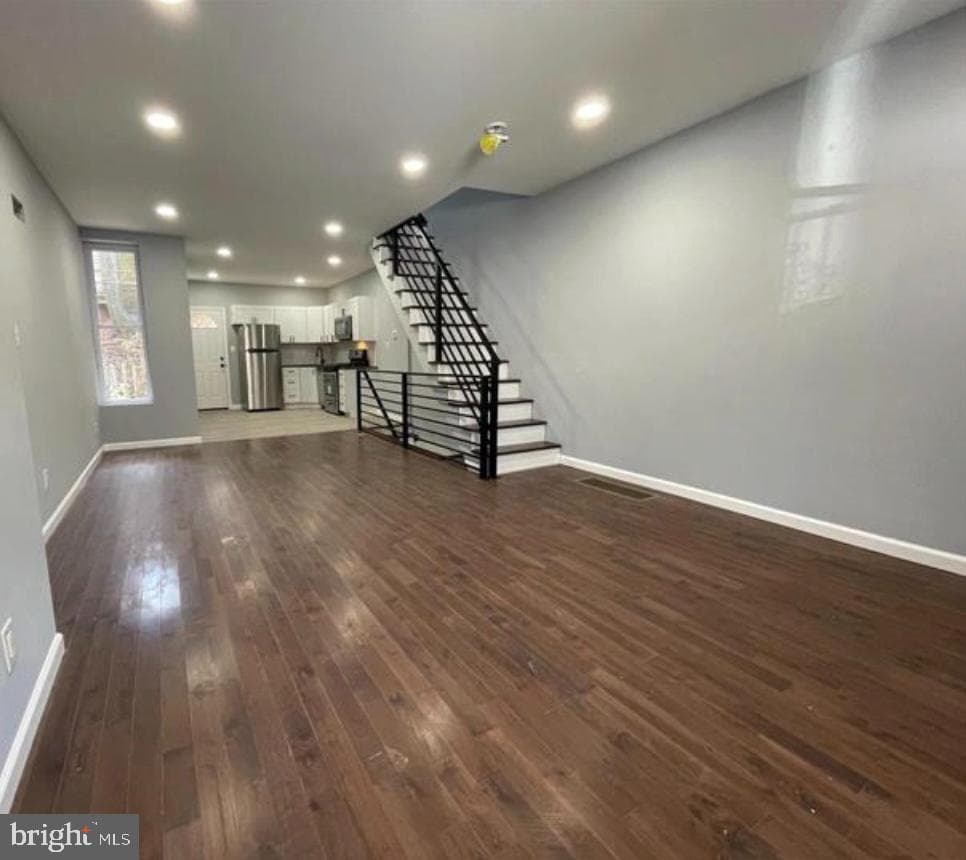 1530 S Lindenwood Street photo 3