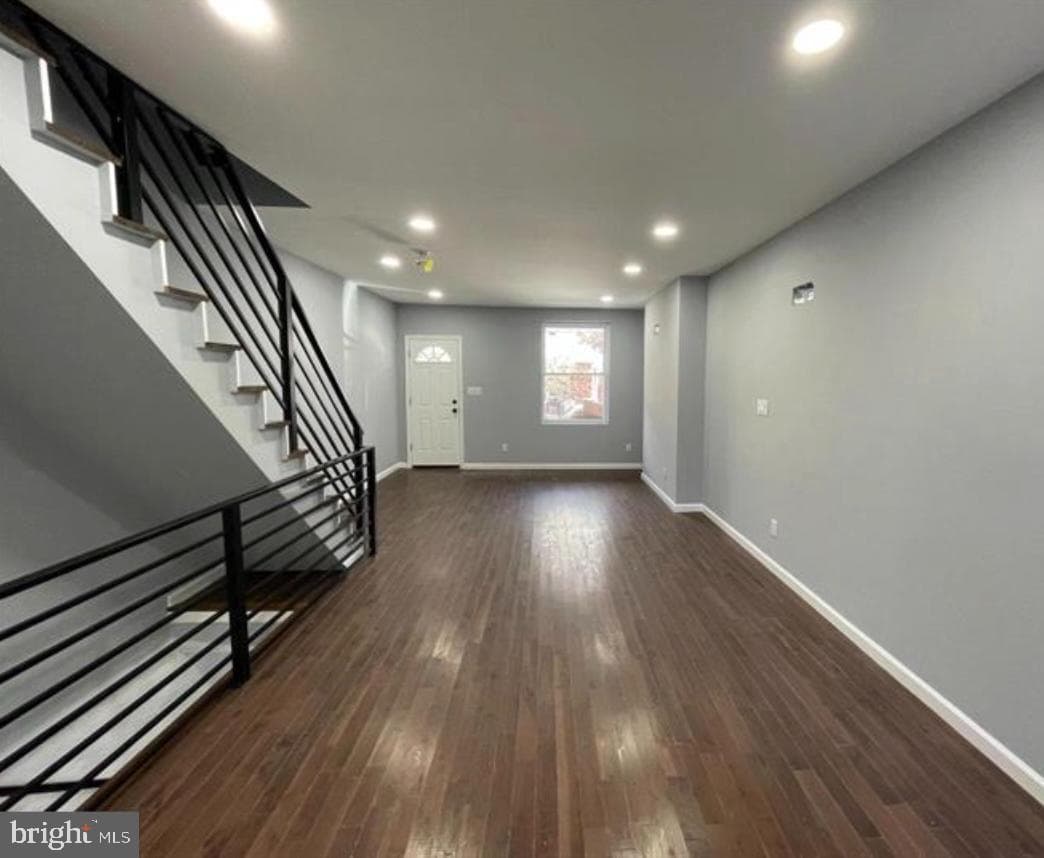 1530 S Lindenwood Street photo 4
