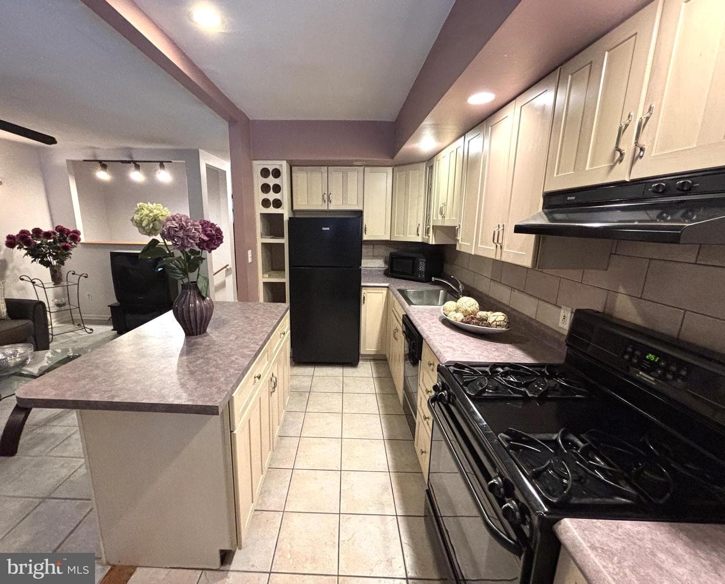 2832 S Hutchinson Street photo 4