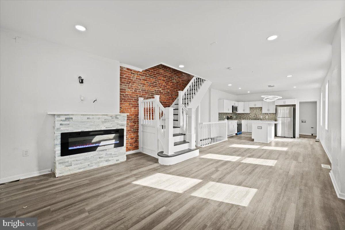 121 S Alden Street photo 7