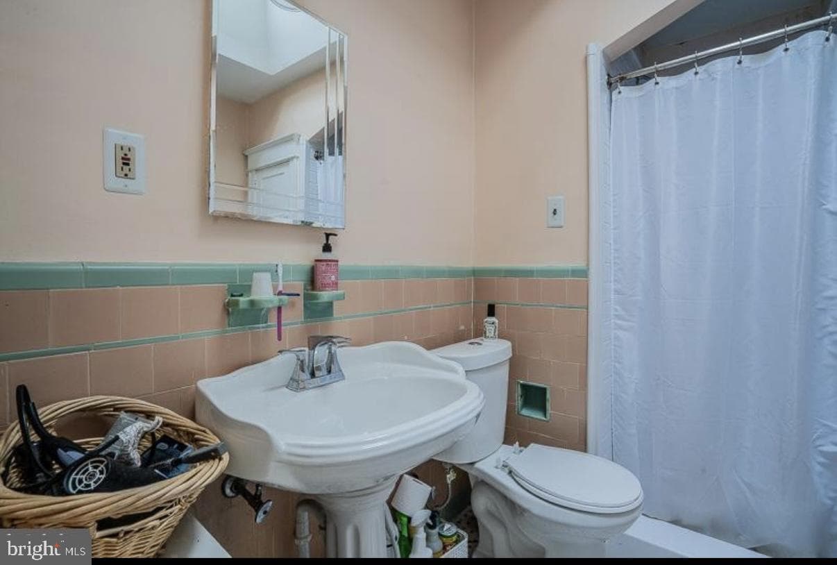 3227 Unruh Avenue photo 4