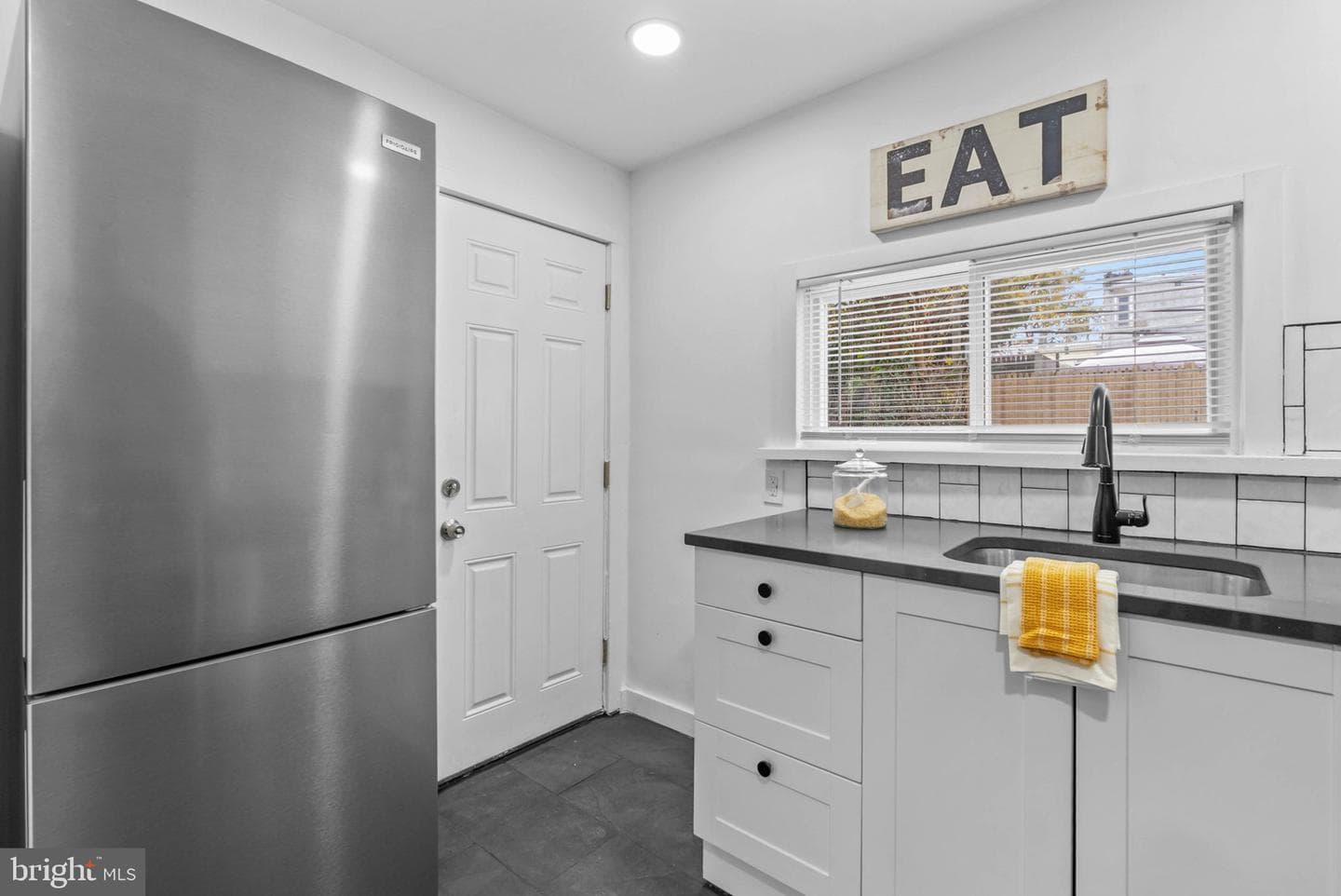5942 N Norwood Street photo 12