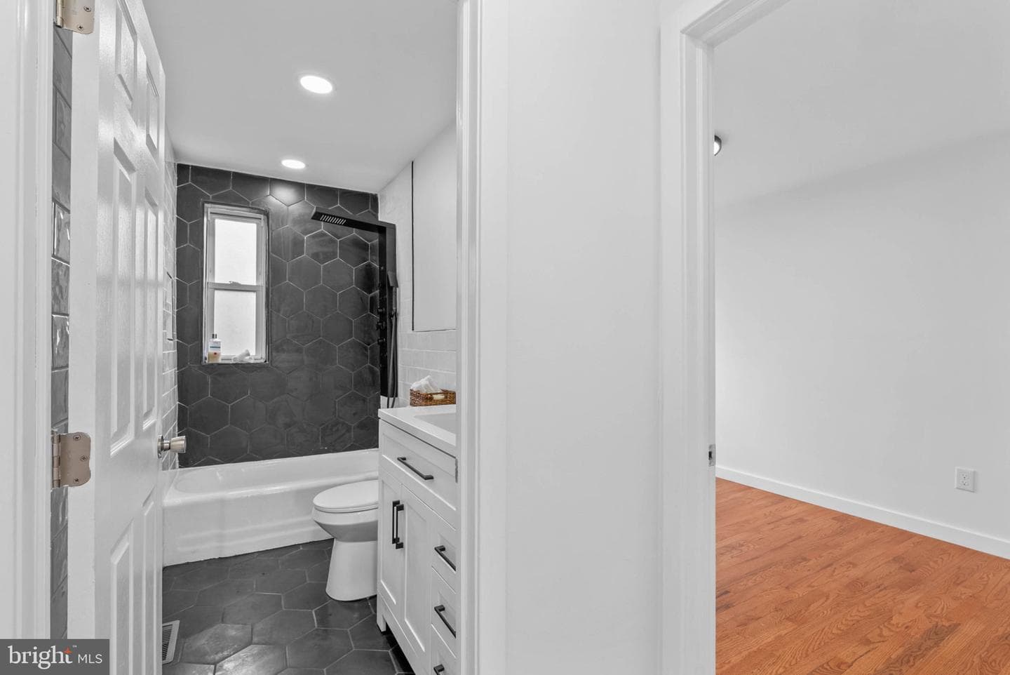 5942 N Norwood Street photo 16