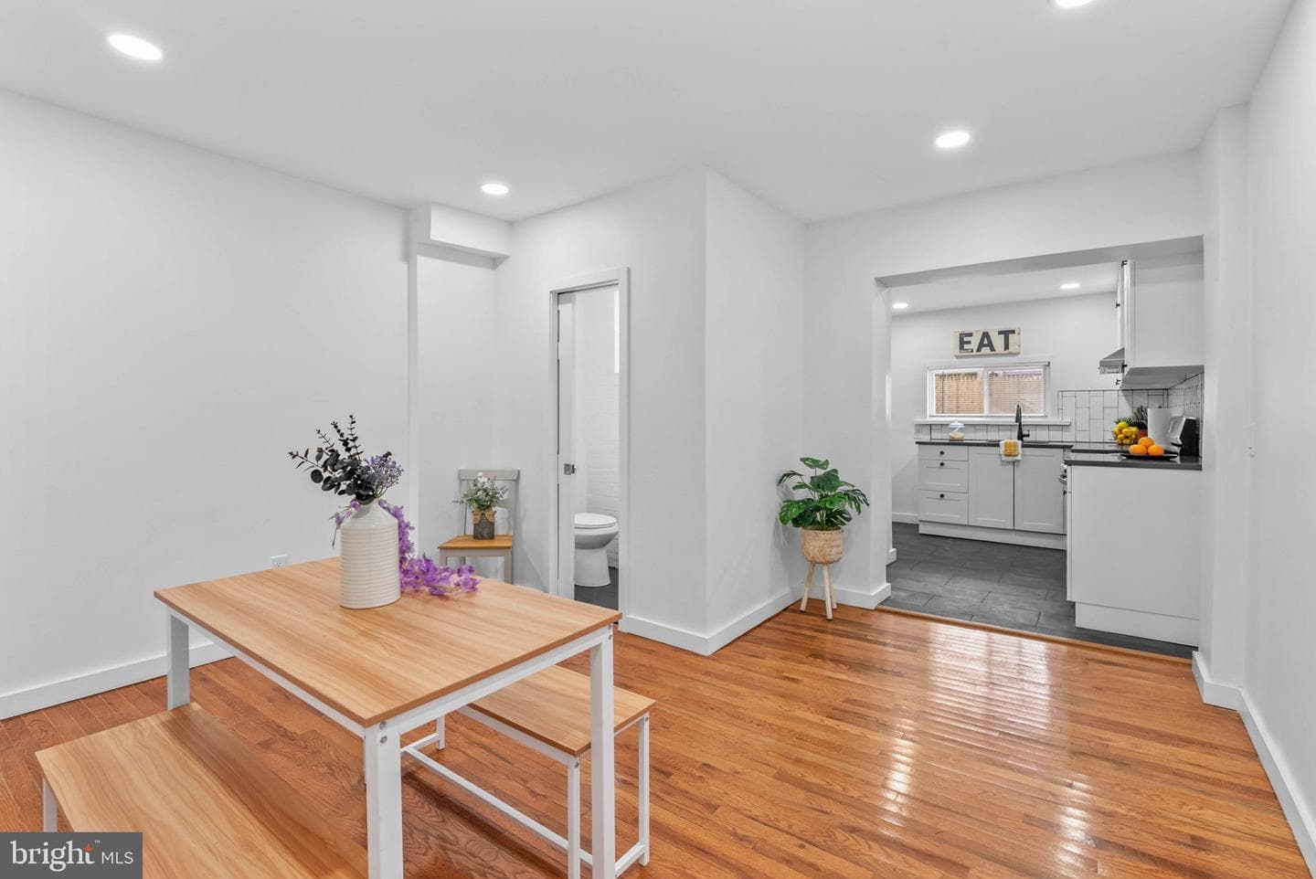 5942 N Norwood Street photo 8