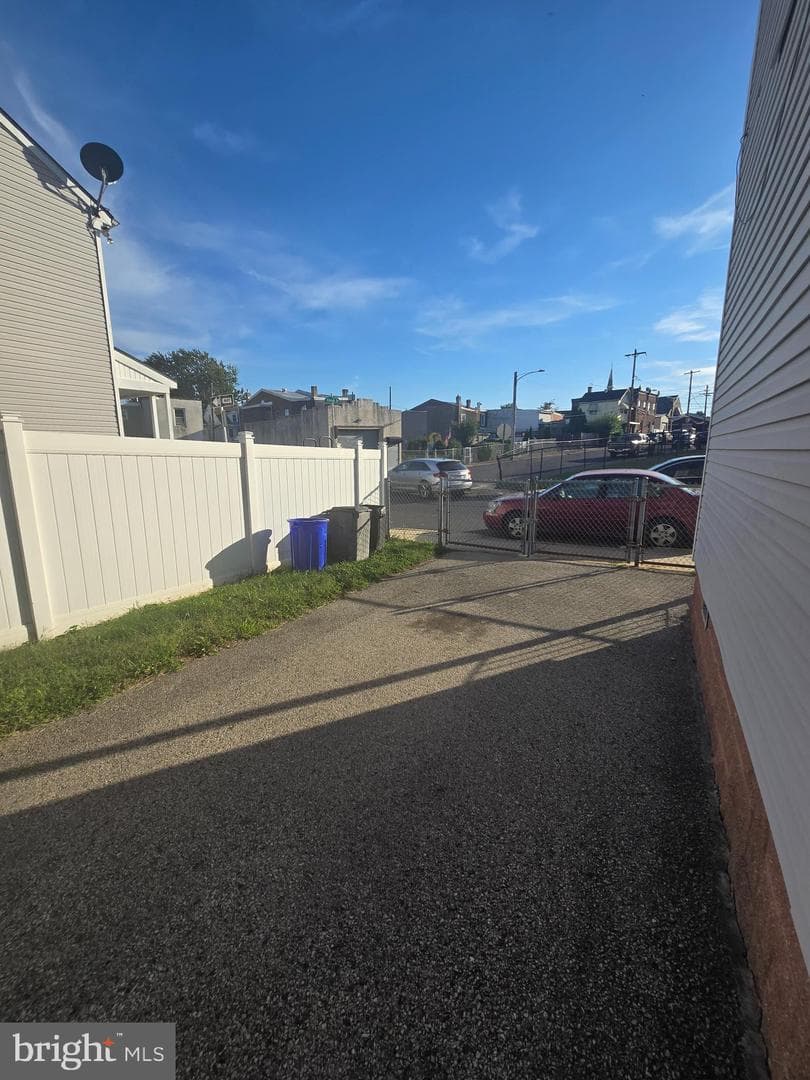 1820 Wilmot Street photo 7
