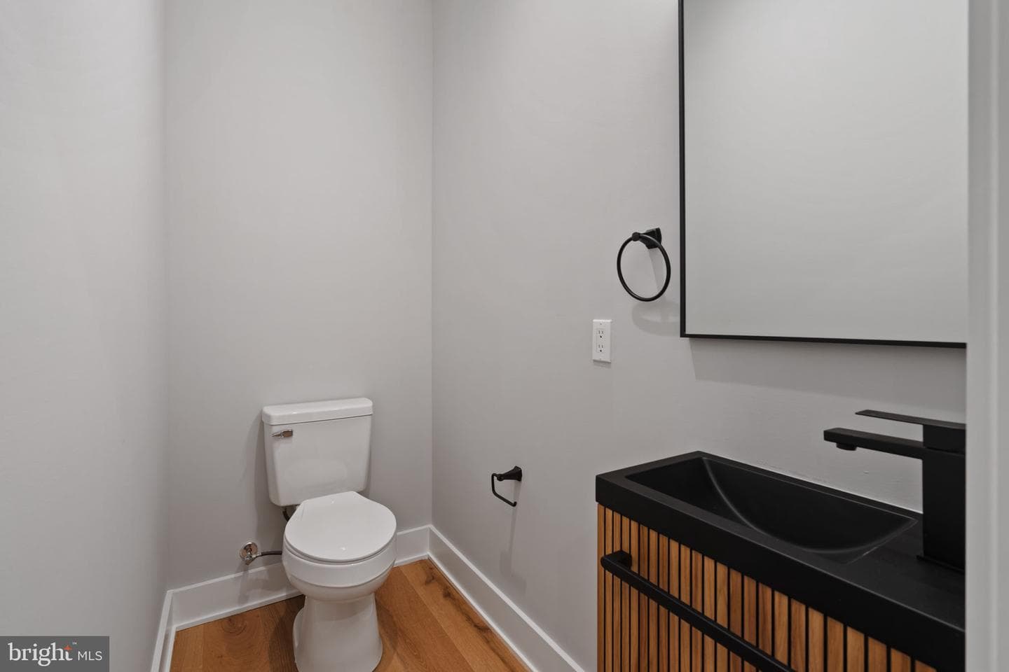 1125 Crease Street photo 5