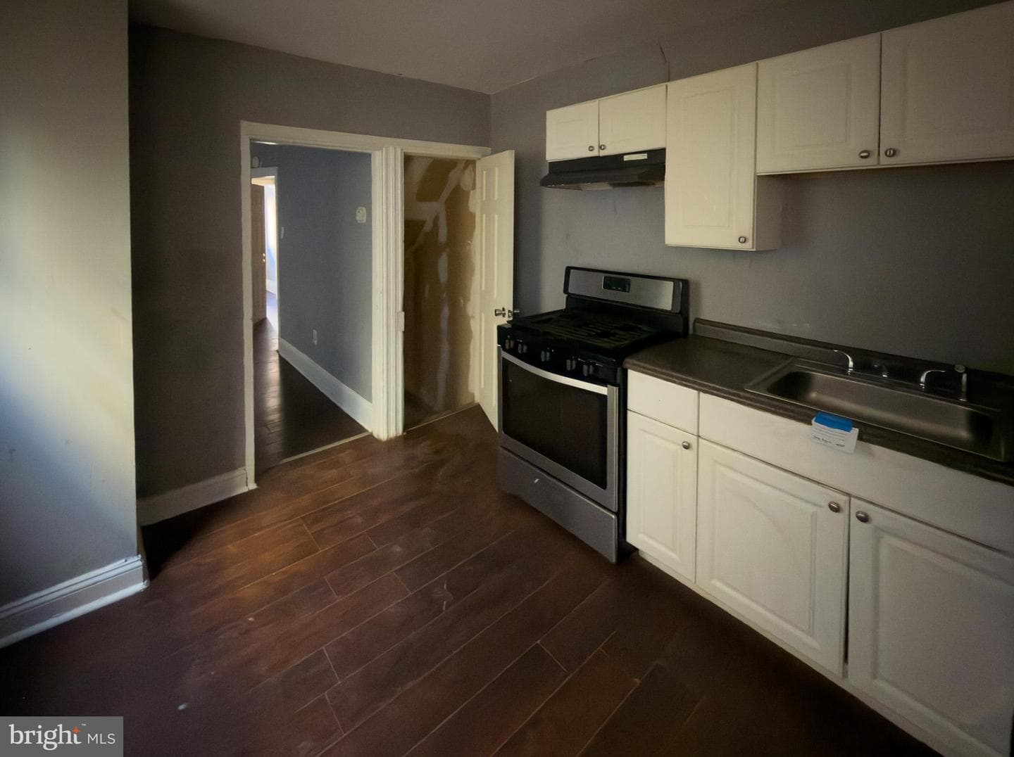1638 W Victoria Street photo 4