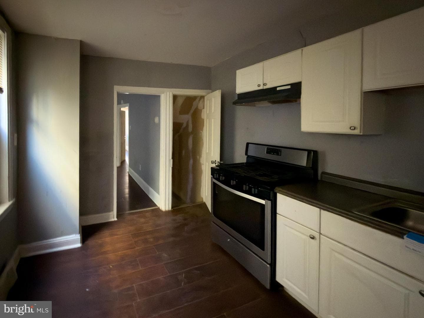 1638 W Victoria Street photo 5