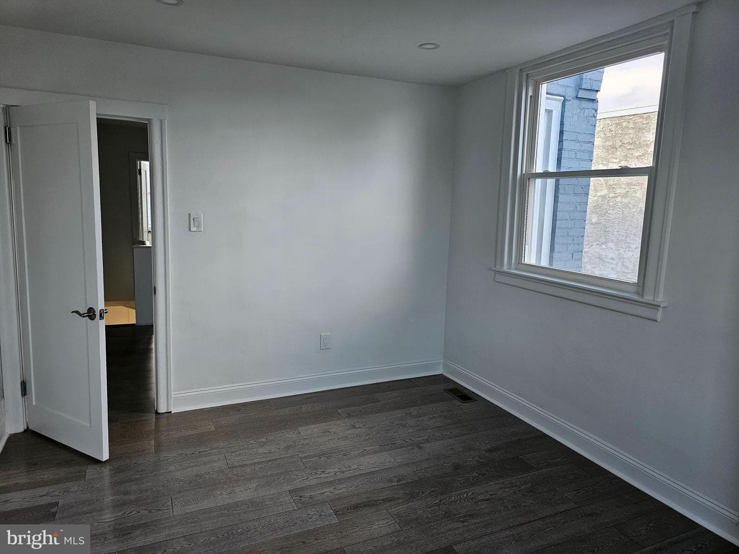 2059 Wilmot Street photo 10