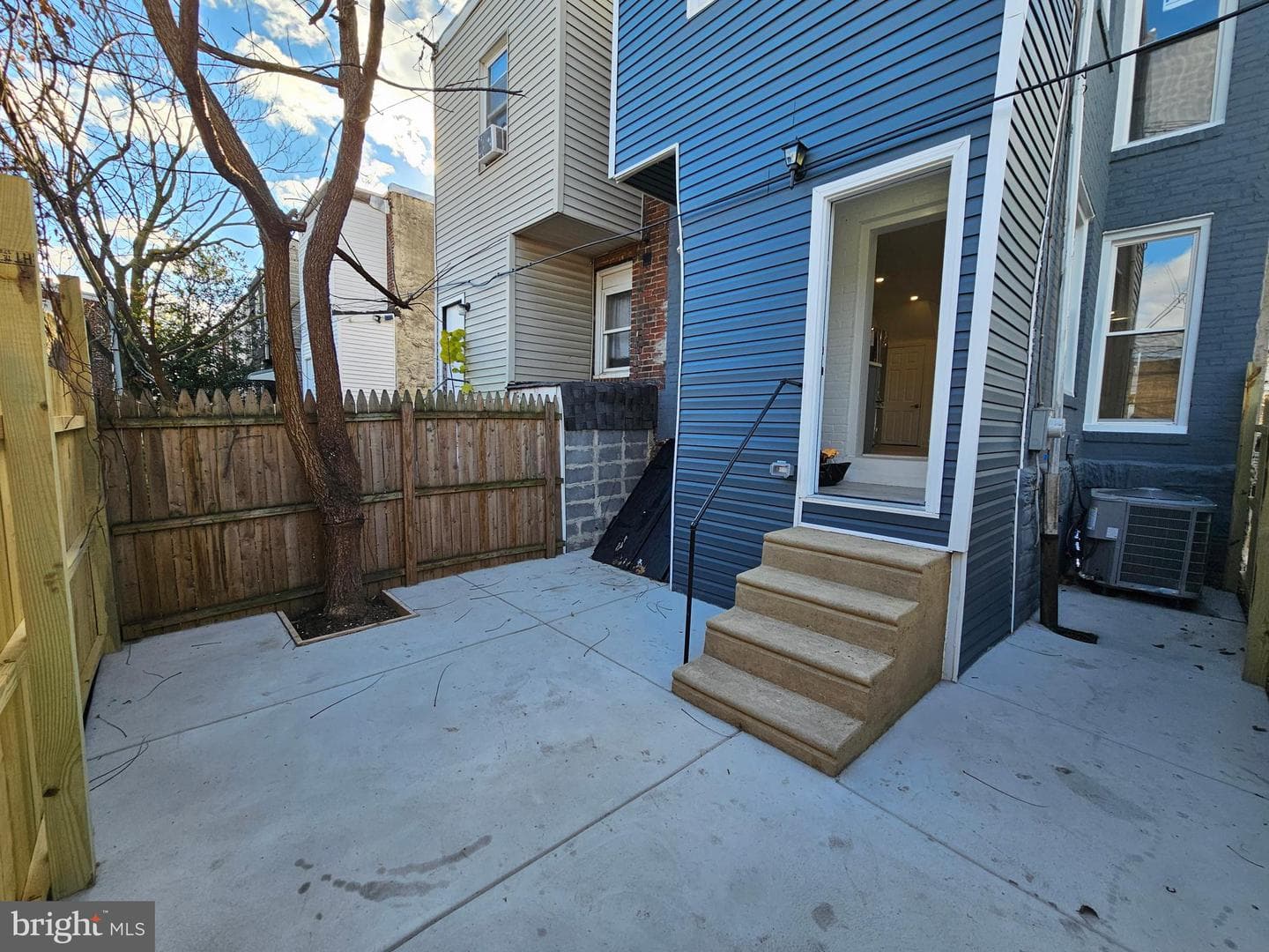 2059 Wilmot Street photo 27