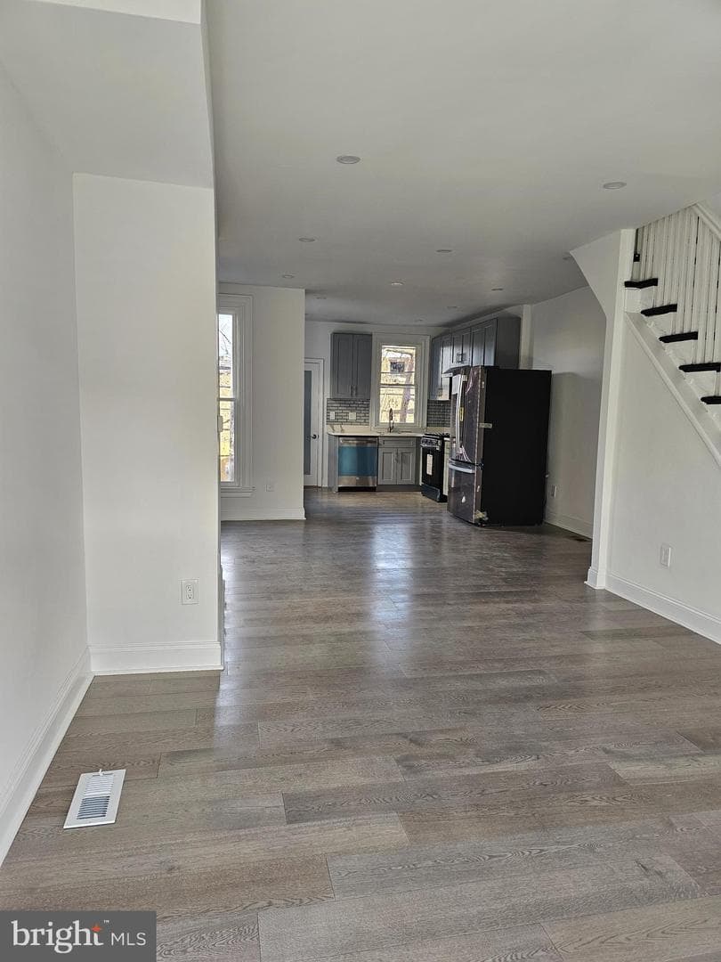 2059 Wilmot Street photo 3