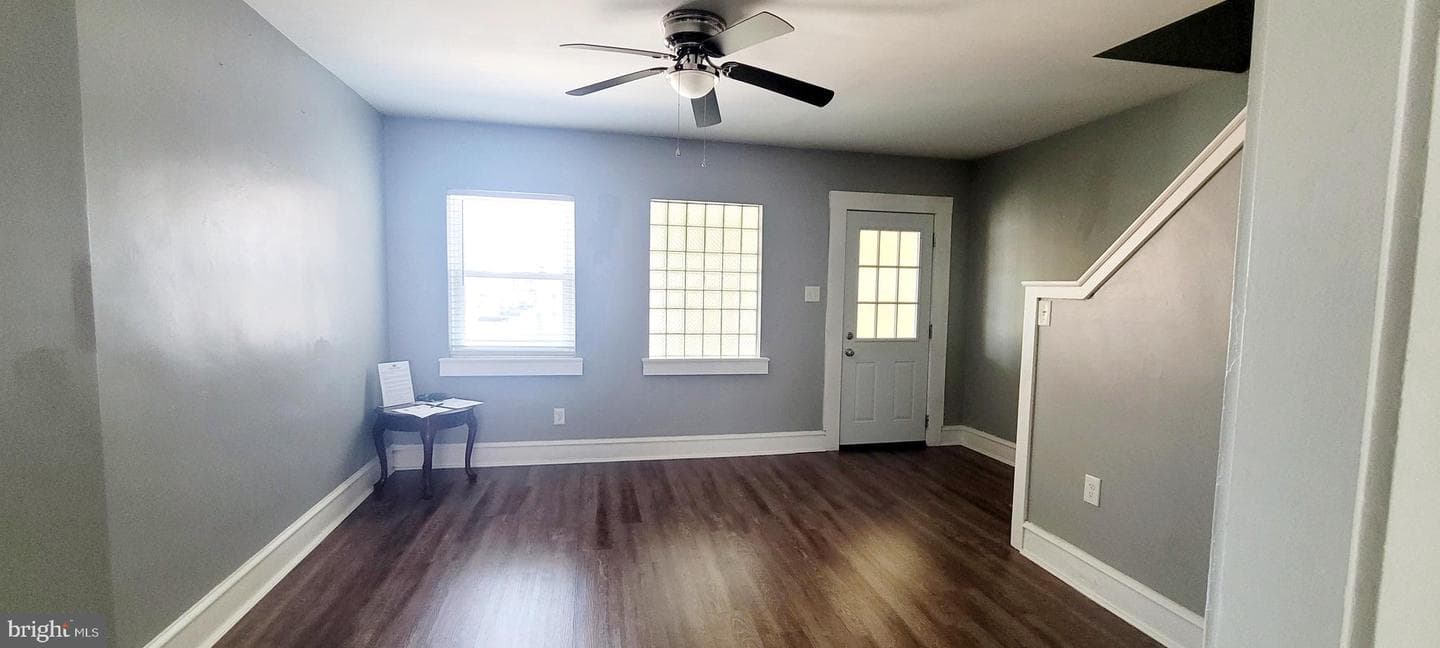 1022 W Oregon Avenue photo 3