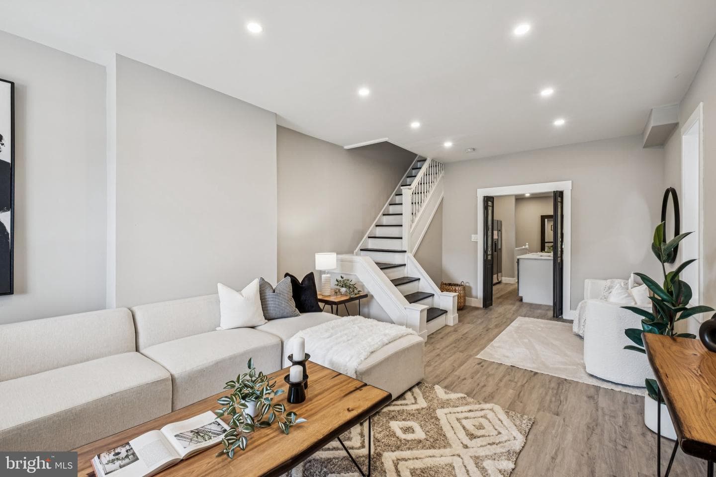 333 W Hansberry photo 3