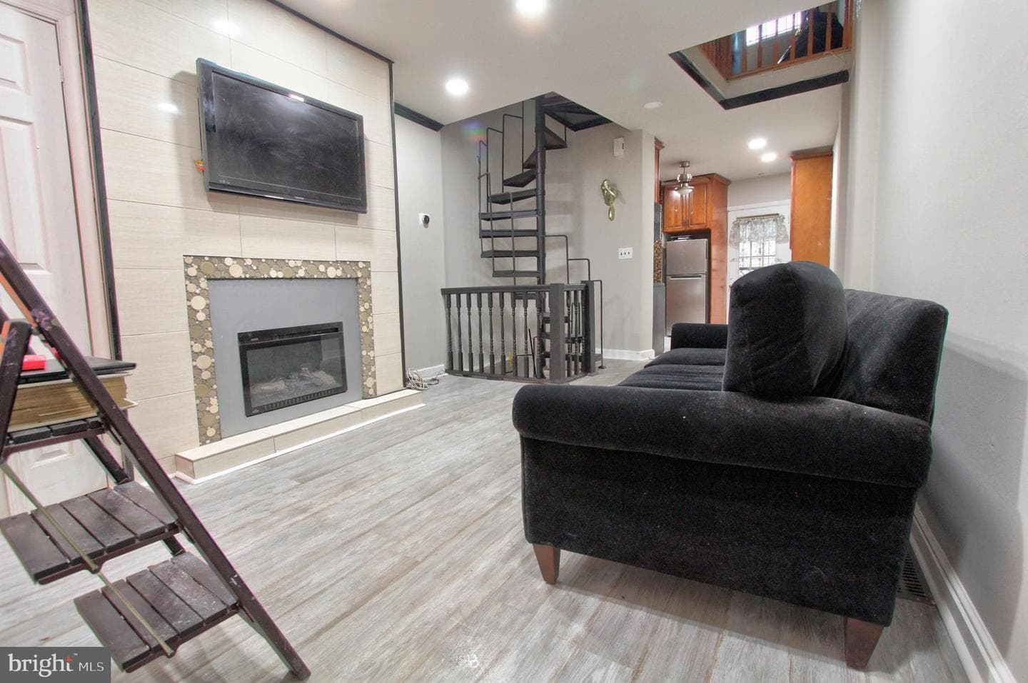 526 Montrose Street photo 3