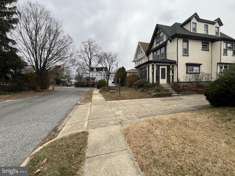 6419 N Fairhill Street photo 4