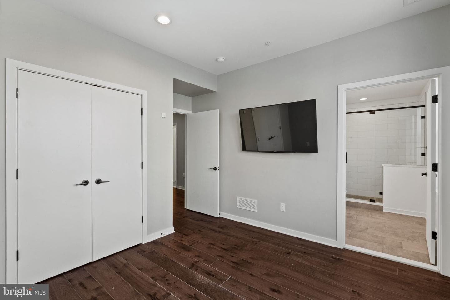 3200 Parkview Walk photo 23