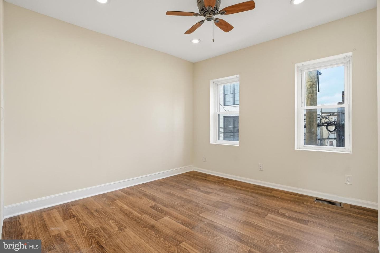 2833 Livingston Street photo 13