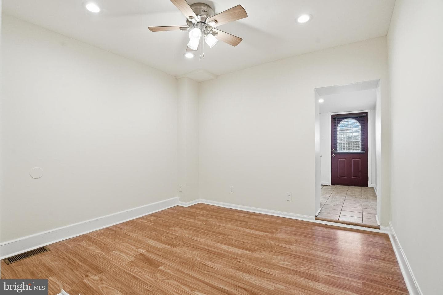 2833 Livingston Street photo 4