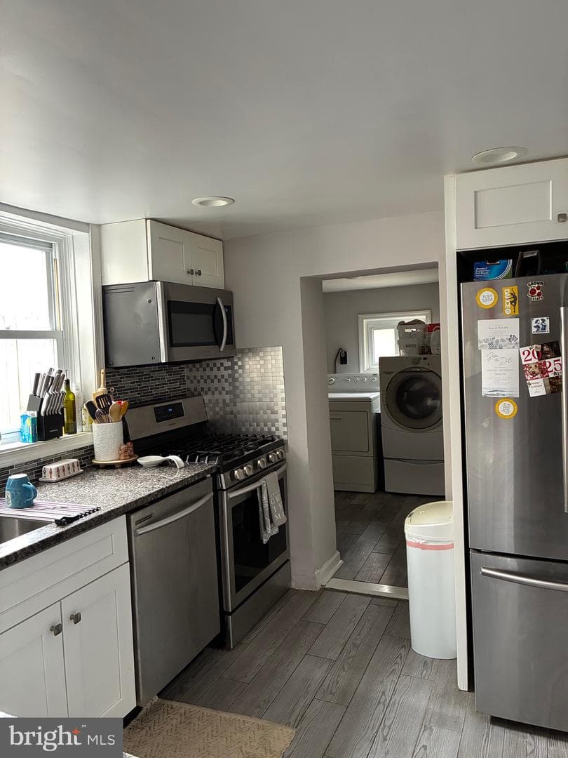 2061 E Hagert Street photo 12