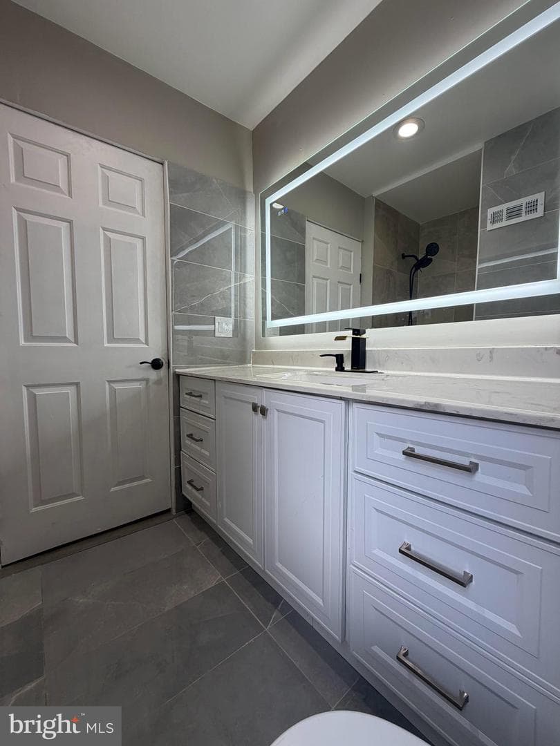 2712 N Hicks Street photo 9