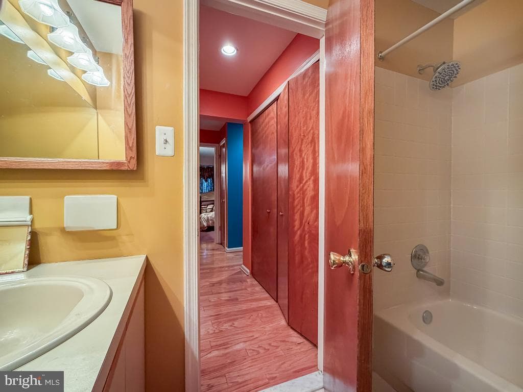72203 Delaire Landing Road #203 photo 21