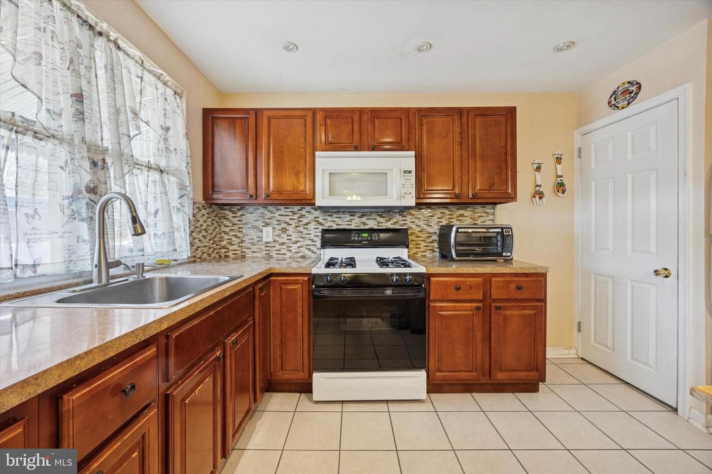 4337 J Street photo 9