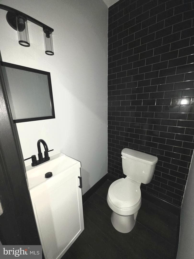 4656 James Street photo 5