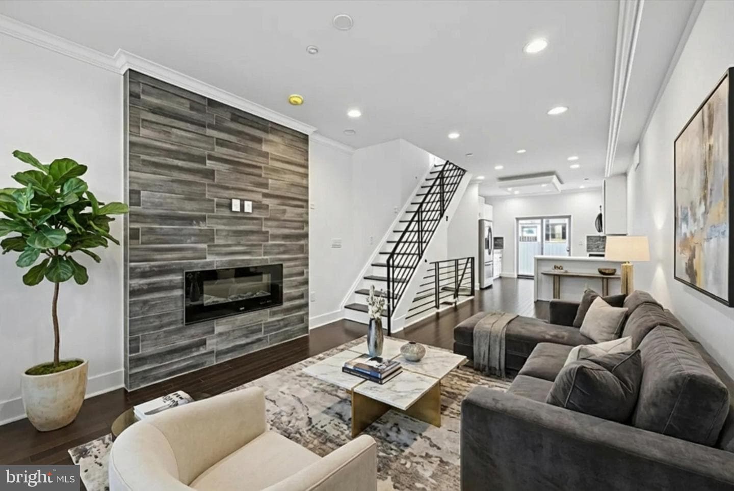 1327 S Hollywood Street photo 3