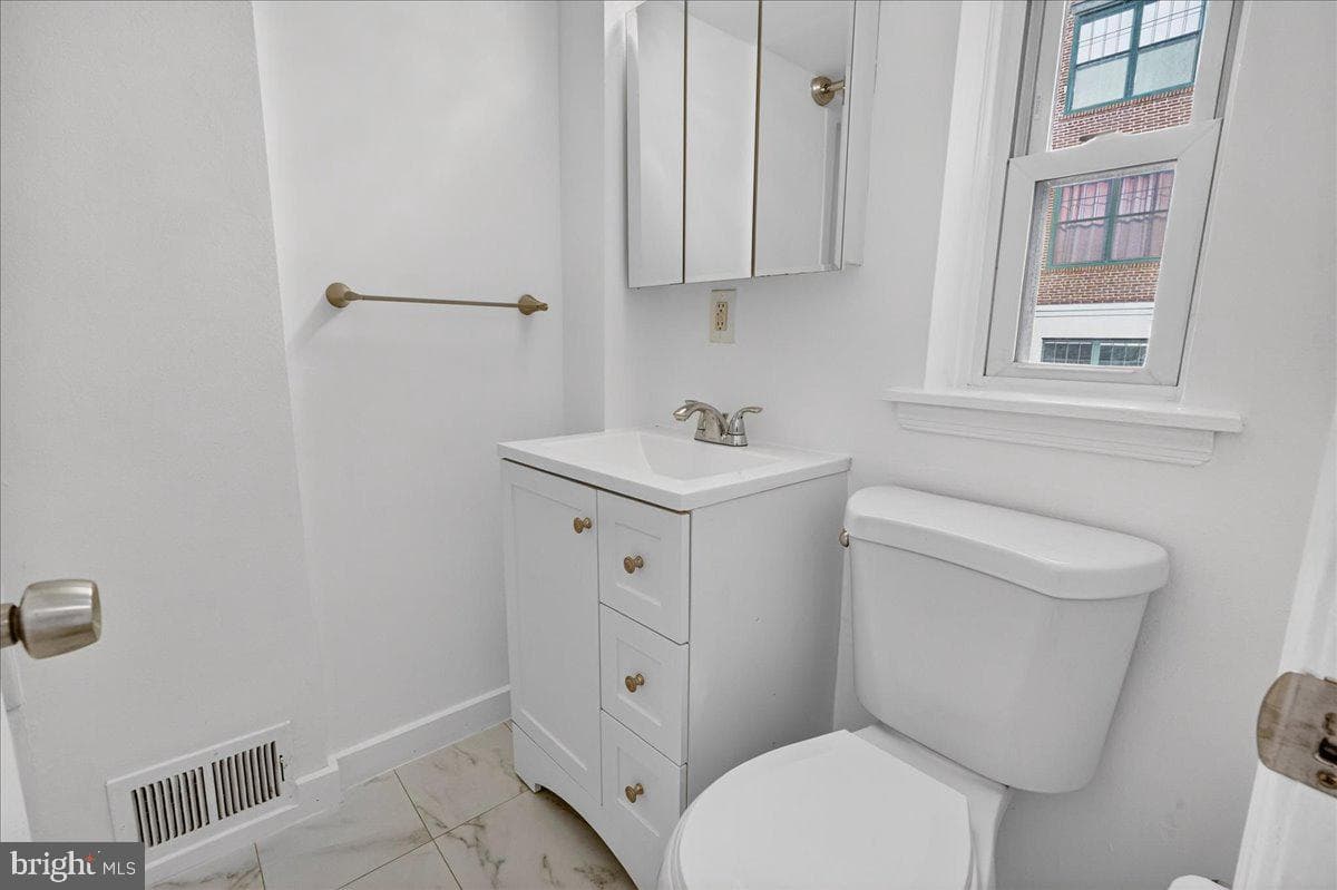 409 E George Street photo 14