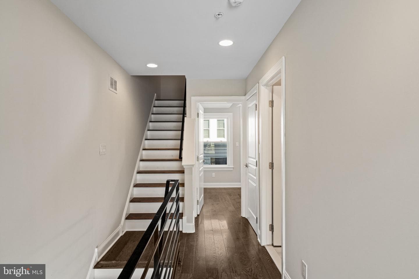 2051 Fernon Street photo 27