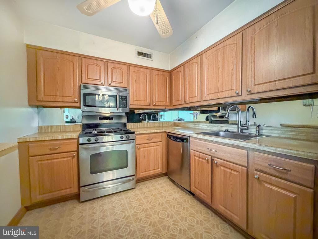 44303 Delaire Landing Road #303 photo 19