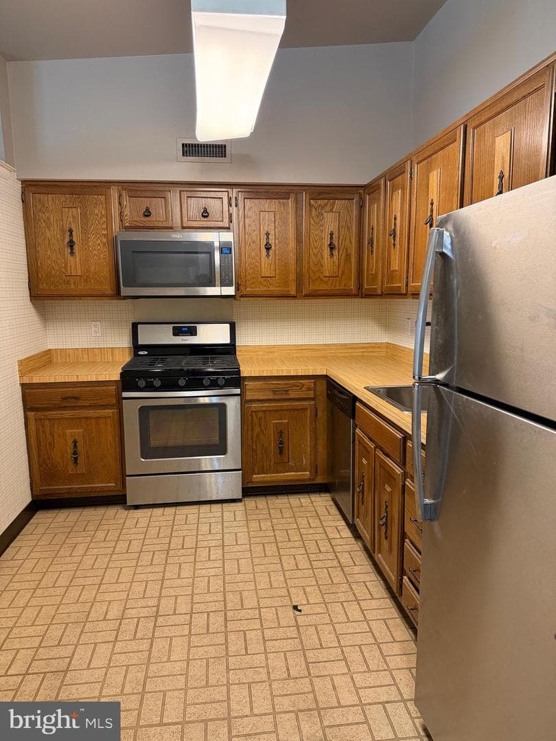 67203 Delaire Landing Road #203 photo 15