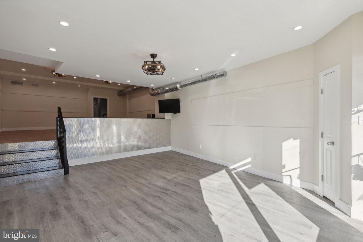 5460 Ridge Avenue photo 11