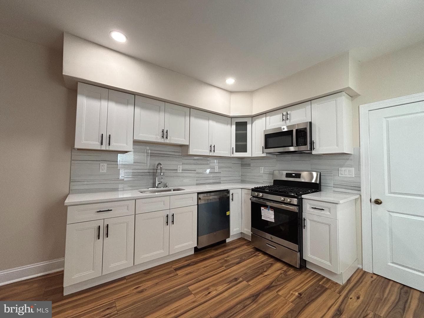 5650 Whitby photo 7
