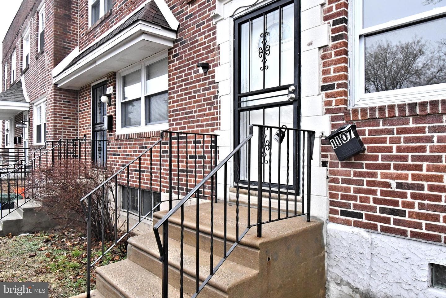 1107 E Sharpnack Street photo 4