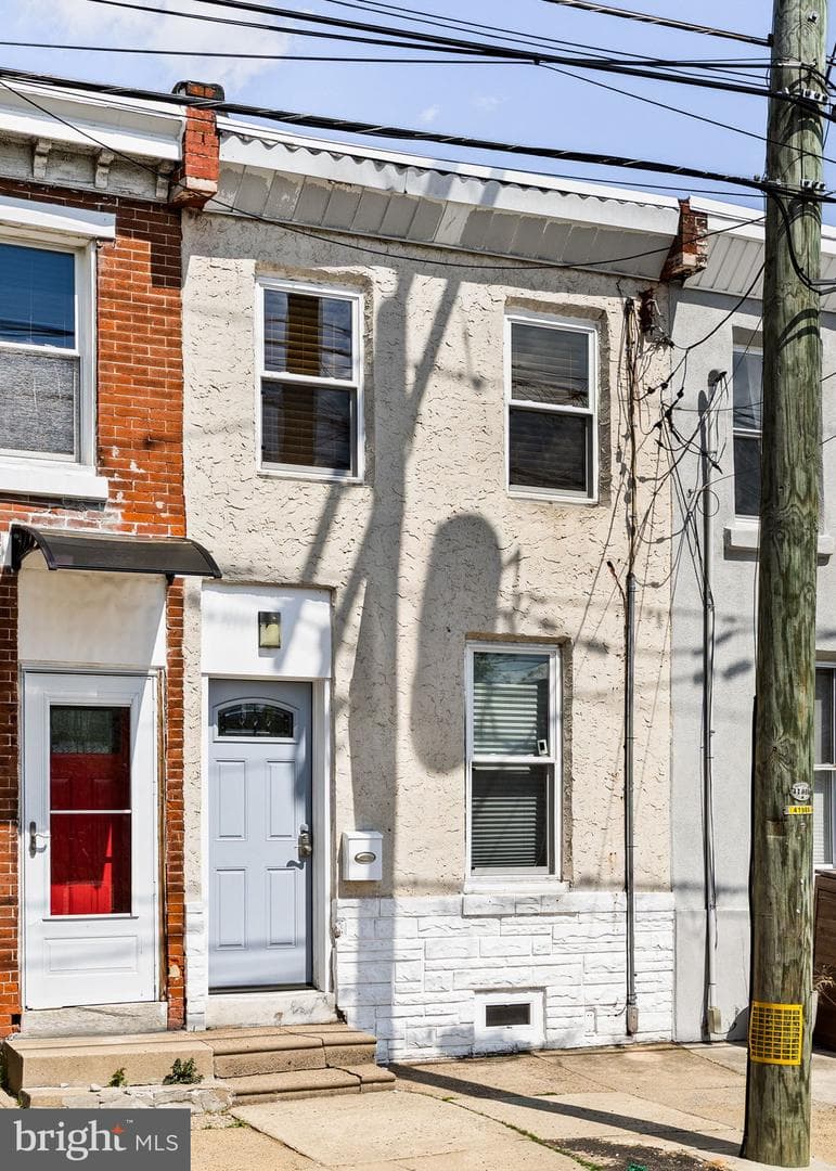 2175 E Hagert Street photo 2