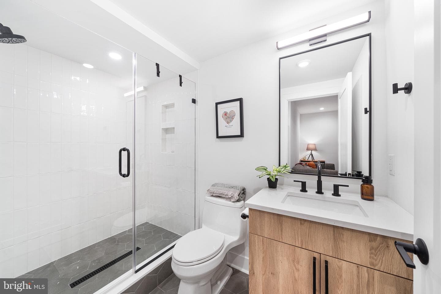 2512 E Cumberland Street photo 34