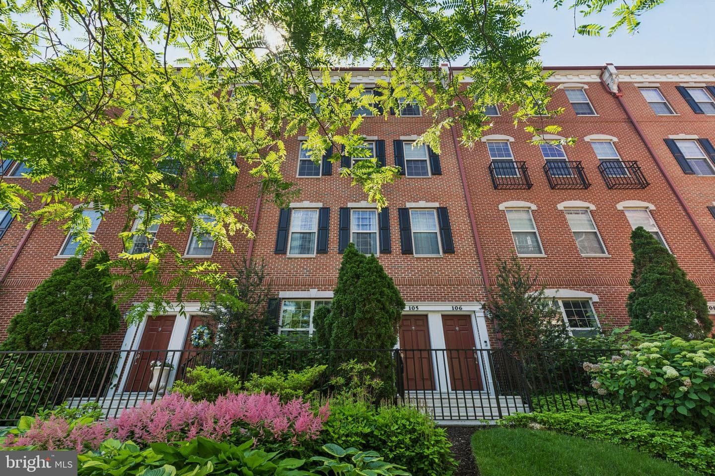 105 Commodore Court