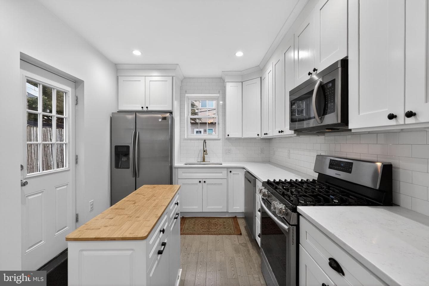 3040 Mercer Street photo 11