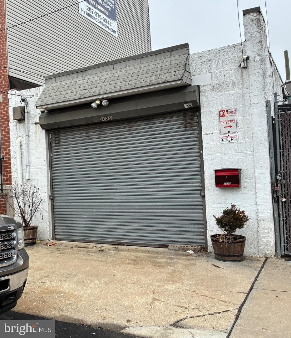 2629 E Hagert Street photo 1